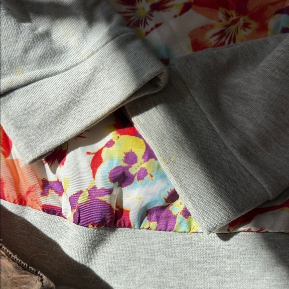 Tommy Hilfiger Light Gray Crewneck Sweater with bandana floral back L - Picture 4 of 7